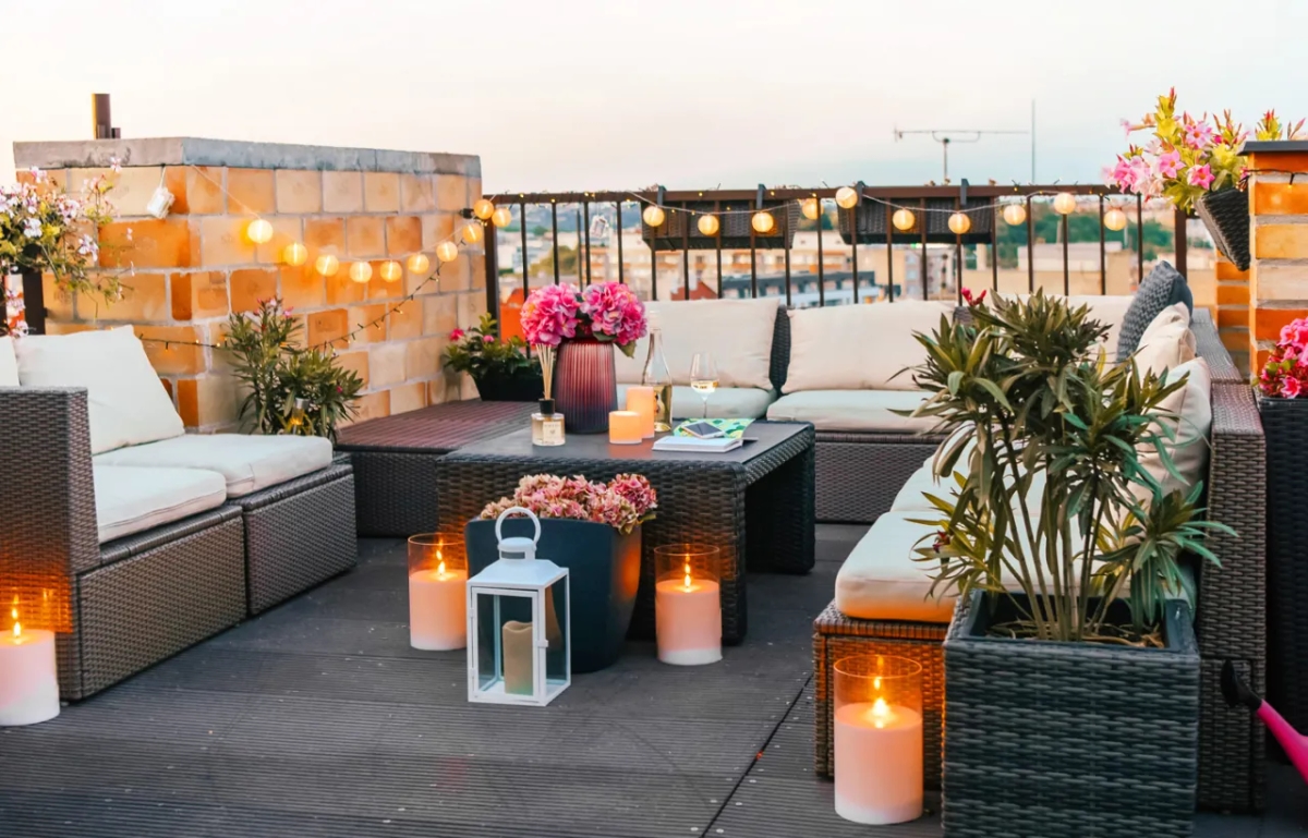 Jak oświetlić zadaszony taras, aby stworzyć przytulną atmosferę w ogrodzie