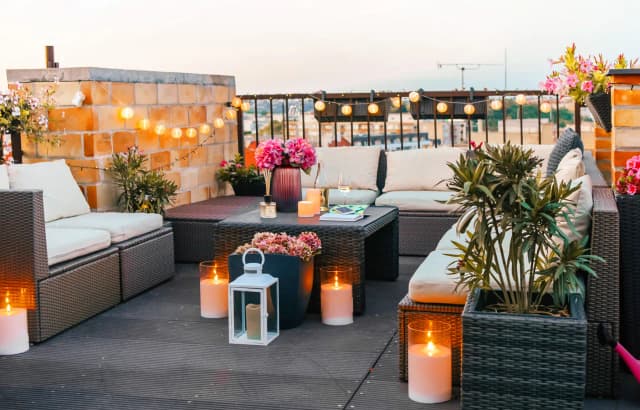 Jak oświetlić zadaszony taras, aby stworzyć przytulną atmosferę w ogrodzie