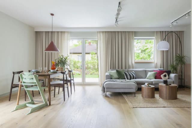 Jaka podłoga do ciemnych okien? Kluczowe wskazówki dla pięknego wnętrza