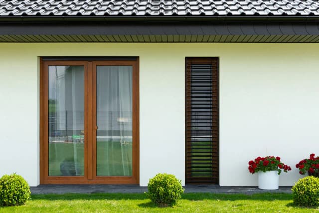 Jakie parapety najlepiej pasują do okien złoty dąb? Porady i inspiracje