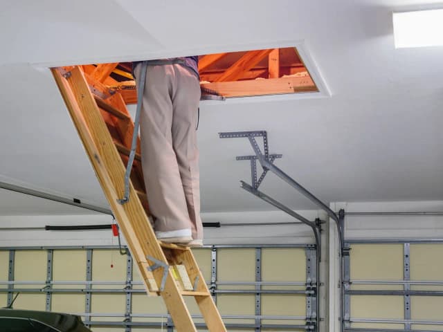 Jak skutecznie zabudować właz na strych i poprawić bezpieczeństwo domu