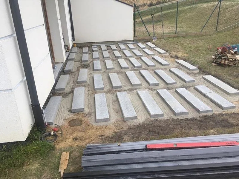 Z czego taras na trawie - najlepsze materiały i etapy budowy krok po kroku