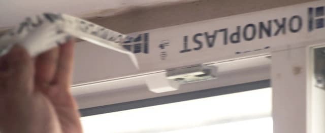Jak usunąć folię z okien PVC i uniknąć zniszczeń krok po kroku