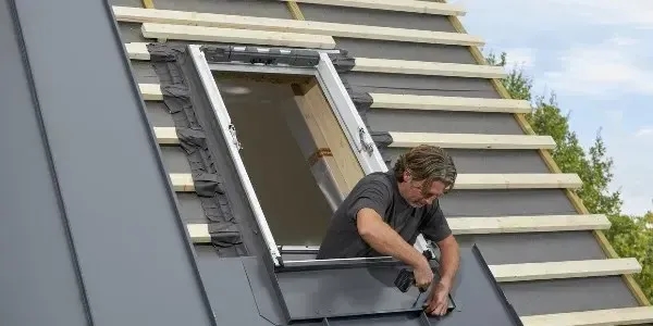 Czy wstawienie okna dachowego wymaga pozwolenia? Kluczowe informacje dla inwestora