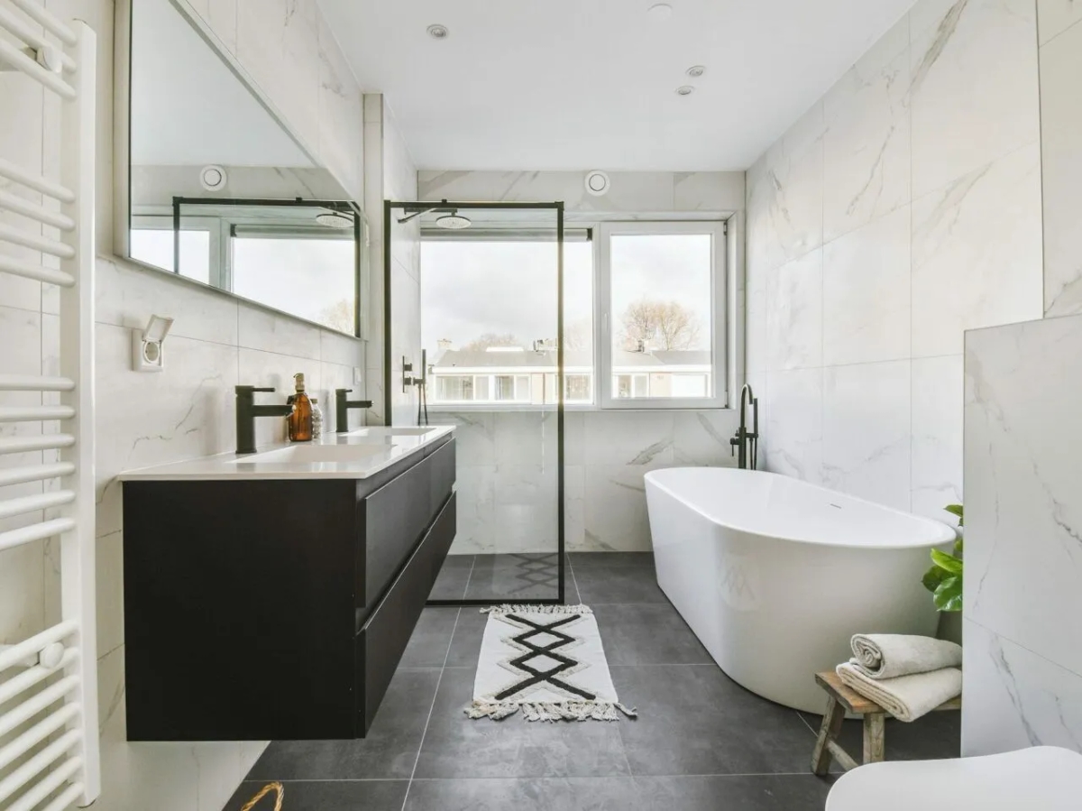 Jak zabezpieczyć okno pod prysznicem? Skuteczne metody na wilgoć i prywatność