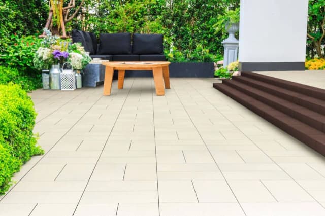 Jak wykończyć taras betonowy? Skuteczne metody i inspiracje aranżacyjne