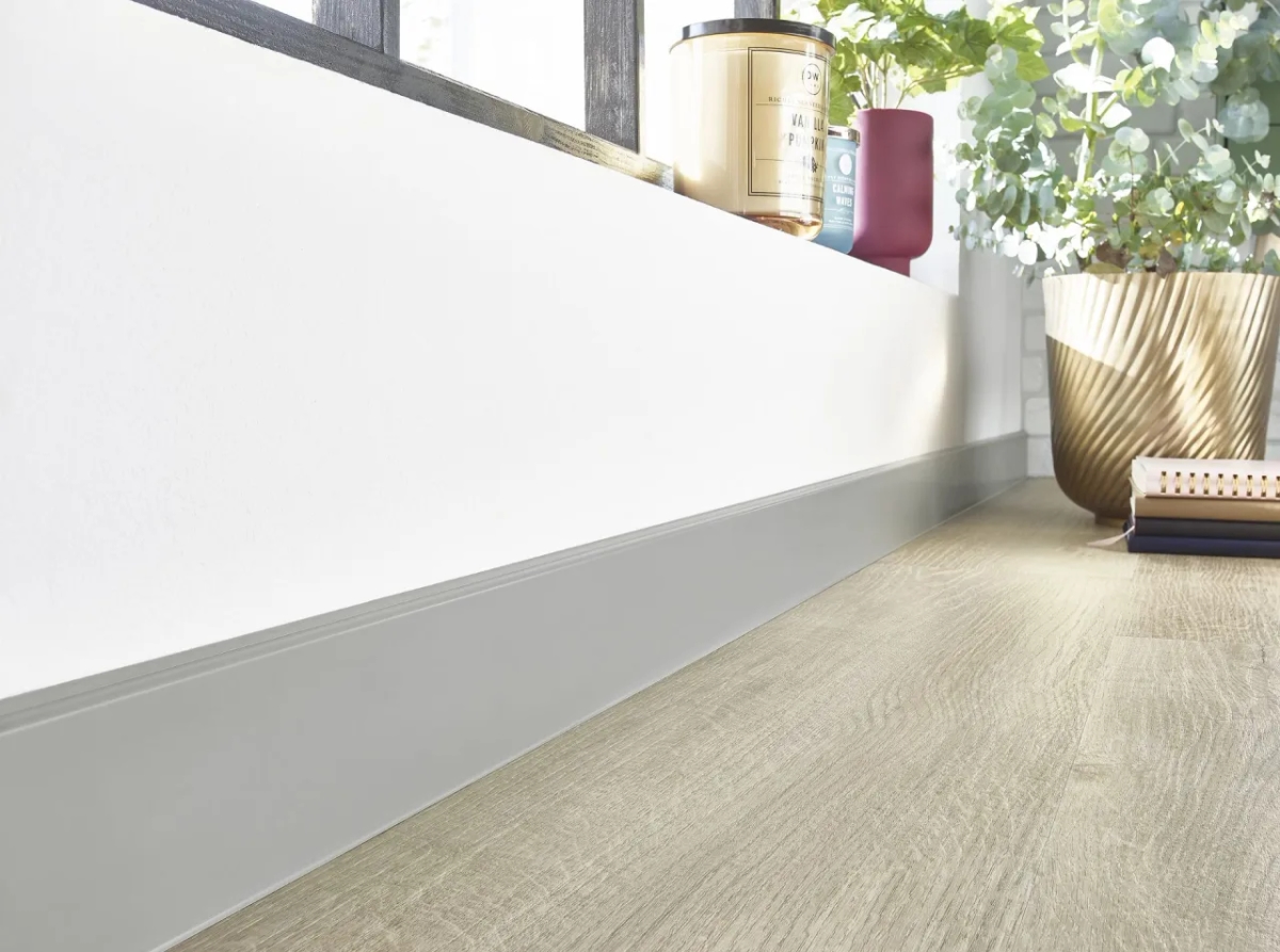 Jakie listwy przypodłogowe do łazienki wybrać, by uniknąć wilgoci?